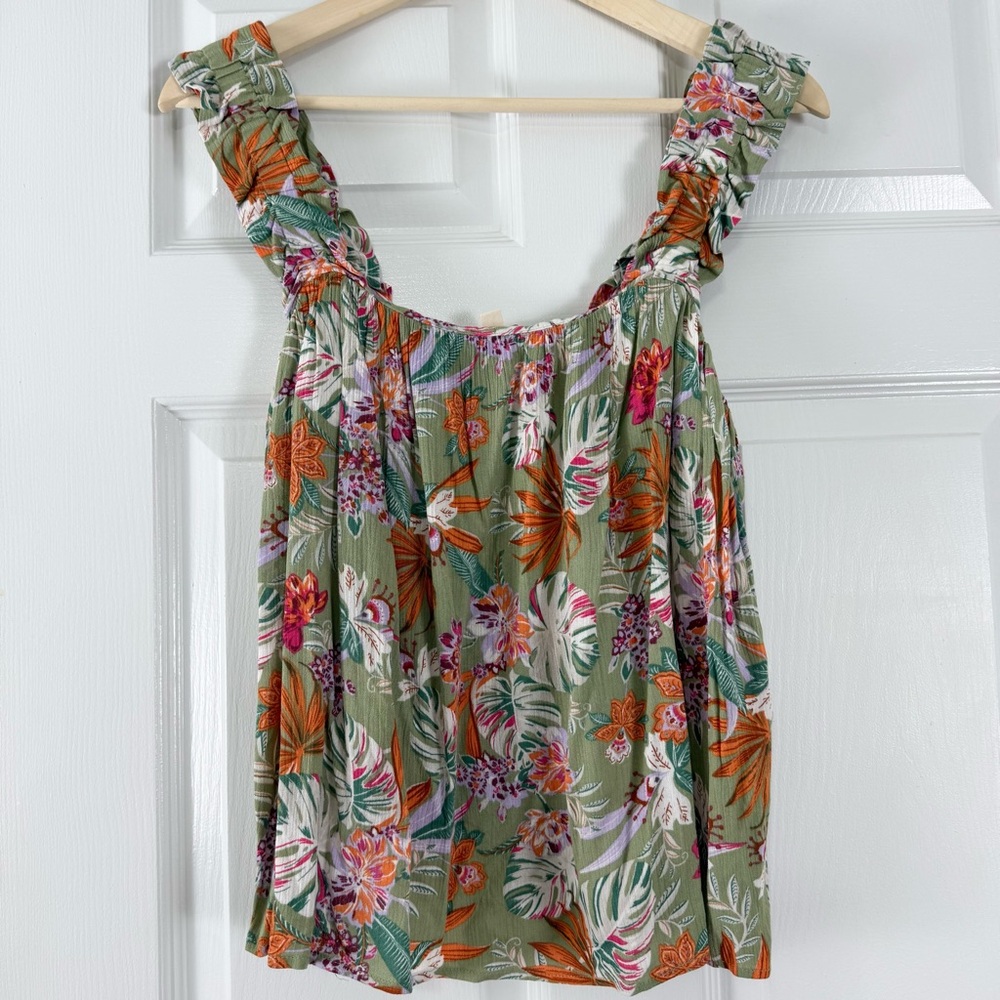 NEW Easel Sage Green  Top Size Small